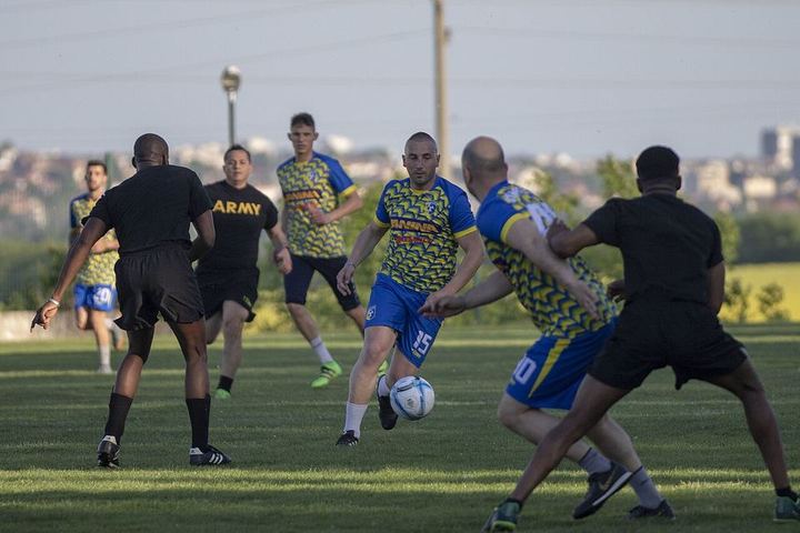雷火电竞 · 球迷观赛（资料示意）
